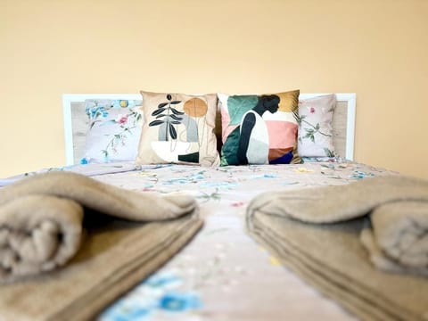 Bed, Photo of the whole room, Bedroom, internet, towels