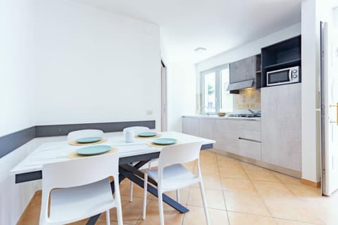 Kitchen or kitchenette, Dining area, stove