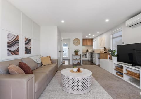 Communal lounge/ TV room, TV and multimedia, Living room, Seating area, Evening entertainment