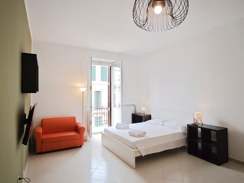 Bed, TV and multimedia, Photo of the whole room, Bedroom