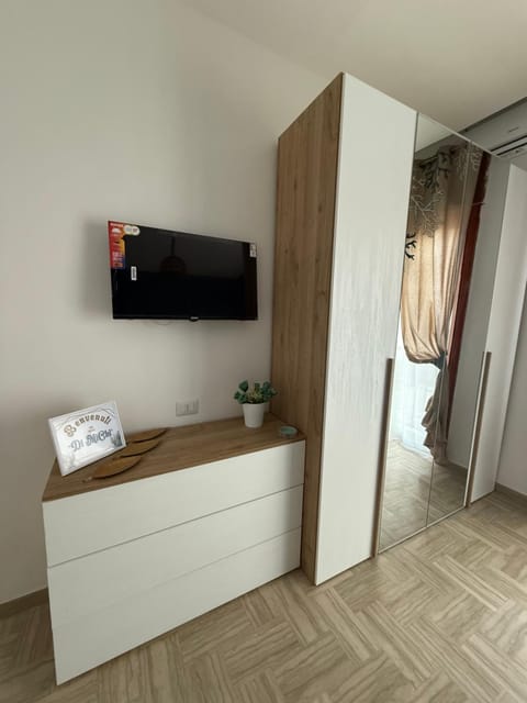 TV and multimedia, Photo of the whole room, Bedroom, wardrobe