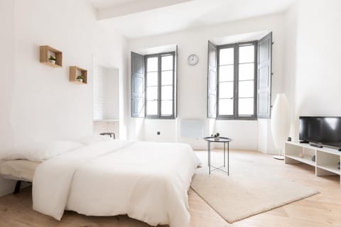 Bed, TV and multimedia, Photo of the whole room, Bedroom