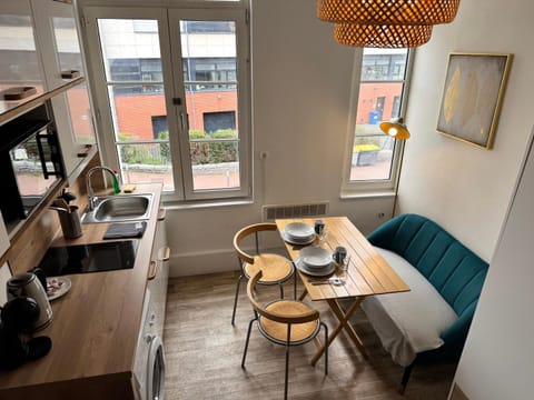 Kitchen or kitchenette, Living room, Seating area, Dining area
