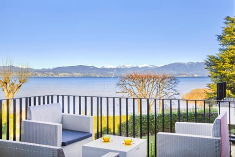 View (from property/room), Balcony/Terrace, Lake view, Mountain view