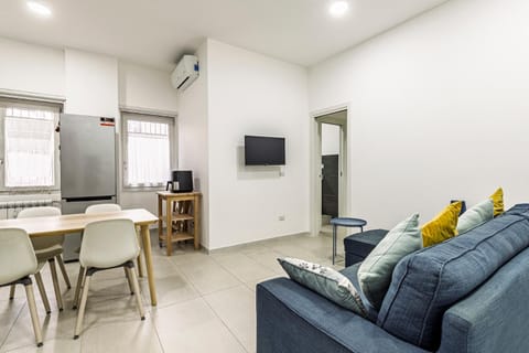 TV and multimedia, Kitchen or kitchenette, Living room, Seating area, Dining area, air conditioner