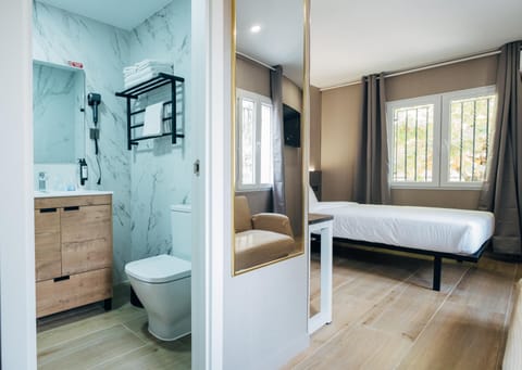 Toilet, Photo of the whole room, Bedroom