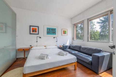 Parking, 2 min to Metro, 8 min to RHO Fiera, Air Conditioning Apartment in Milan