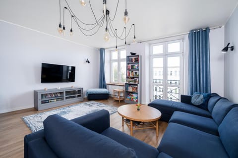 Communal lounge/ TV room, TV and multimedia, Living room, Seating area, Evening entertainment