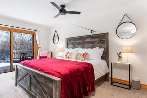 Basecamp Stays: Upscale Getaway Shuttle Hot Tubs House in Wyoming