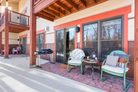 Basecamp Stays: Upscale Getaway Shuttle Hot Tubs House in Wyoming