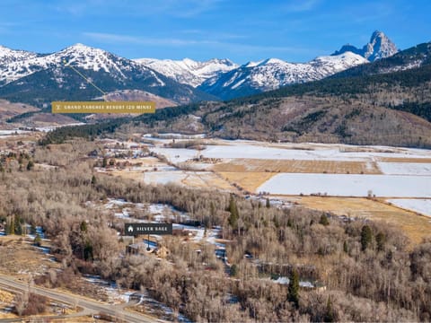 Basecamp Stays: Upscale Getaway Shuttle Hot Tubs House in Wyoming