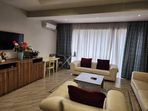 TV and multimedia, Living room, Seating area, Dining area, air conditioner
