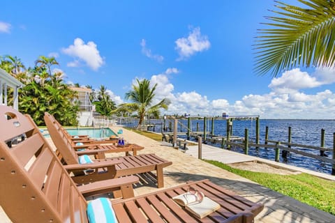 Combined Fun & Luxury at Epic Coastal Retreat - The Grand Riviera - Roelens House in Cape Coral