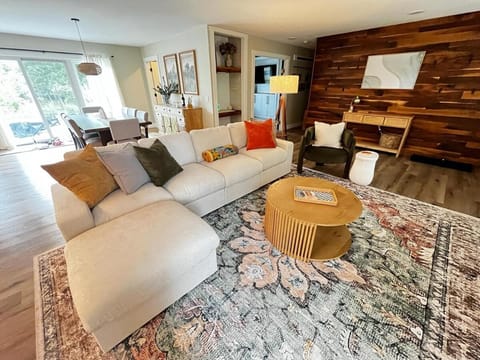 Stay & Play Walk to lake & short drive to slopes House in Boyne City