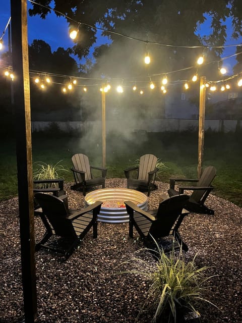 Stay & Play Walk to lake & short drive to slopes House in Boyne City