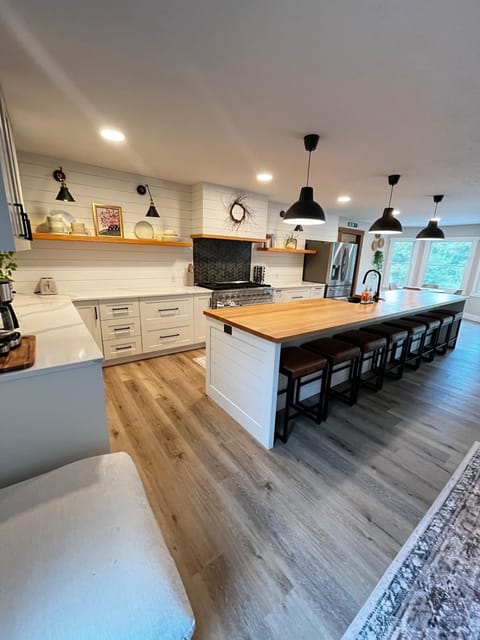 Stay & Play Walk to lake & short drive to slopes House in Boyne City