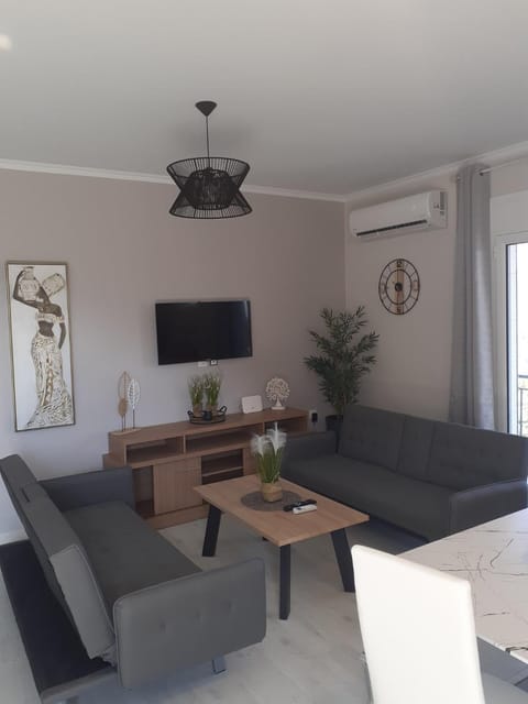 Communal lounge/ TV room, TV and multimedia, Living room, Seating area, Evening entertainment