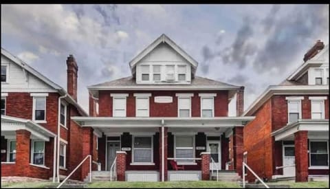 Your Central Columbus Retreat Awaits 5 BR 2 Bath House in Ohio