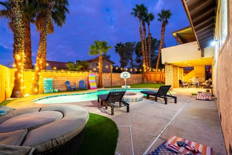 Patio, Night, BBQ facilities, Minigolf, Evening entertainment, Pool view, Swimming pool, sunbed