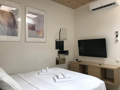 Communal lounge/ TV room, Bed, TV and multimedia, Bedroom