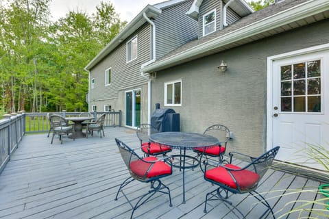 Large Yard with Pond Family Retreat in New Albany! House in Jefferson Township