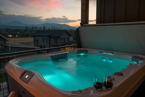 Lodge 212 Brand New LUXE Designer Home and Hot Tub House in Fraser