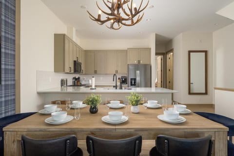 Lodge 212 Brand New LUXE Designer Home and Hot Tub House in Fraser