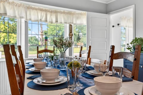 Seating area, Dining area