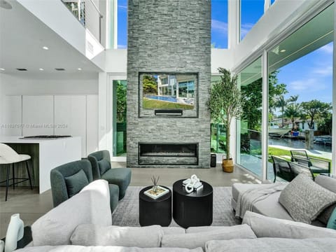 Communal lounge/ TV room, TV and multimedia, Living room