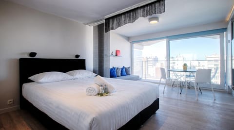 Bed, Balcony/Terrace, Seating area, Bedroom, City view