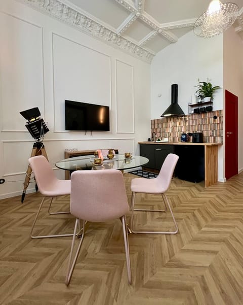 Kitchen or kitchenette, Dining area
