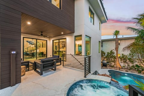 Knot A Basic Beach House House in Lido Key