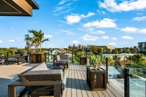 Knot A Basic Beach House House in Lido Key