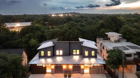 Full Duplex ATX Modern Creekside Retreat 2 Pools Apartment in Zilker