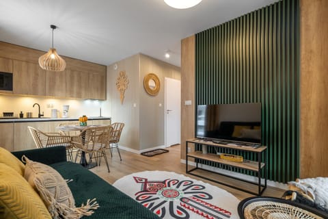 TV and multimedia, Coffee/tea facilities, Kitchen or kitchenette, Living room, Seating area, Dining area