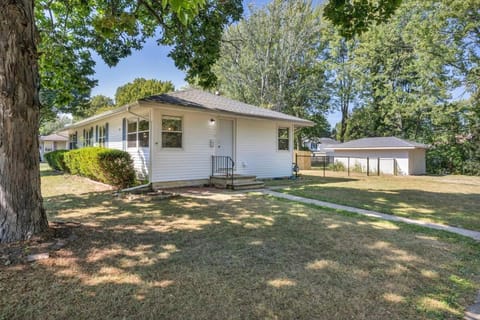 Fenced & Pet-Friendly! Modern 2BR Retreat! CLE-BW House in Ohio