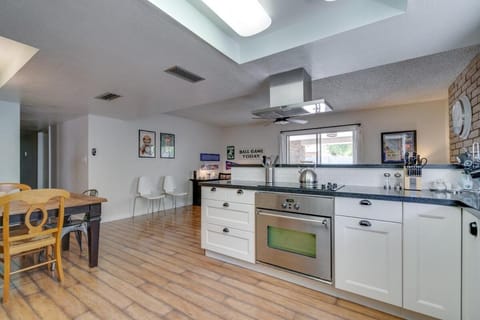 Dugout Summer Getaway Sparkling Pool Hot Tub House in Tempe