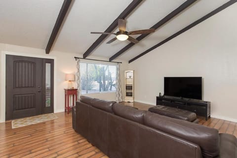 Dugout Summer Getaway Sparkling Pool Hot Tub House in Tempe