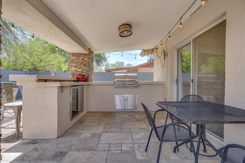 Dugout Summer Getaway Sparkling Pool Hot Tub House in Tempe