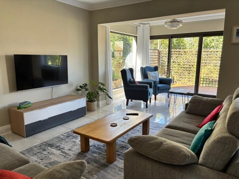 Communal lounge/ TV room, TV and multimedia, Living room, Seating area