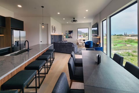 Spectacular Bridge and Bay Views! Bay's Edge! House in Waldport