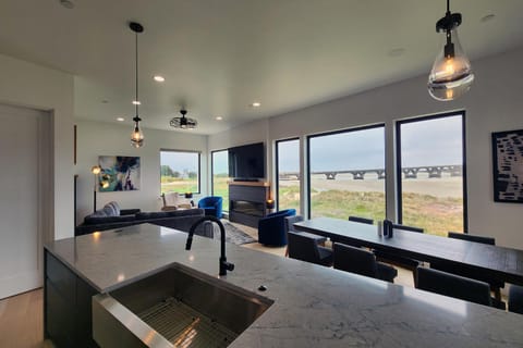 Spectacular Bridge and Bay Views! Bay's Edge! House in Waldport