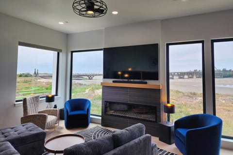 Spectacular Bridge and Bay Views! Bay's Edge! House in Waldport