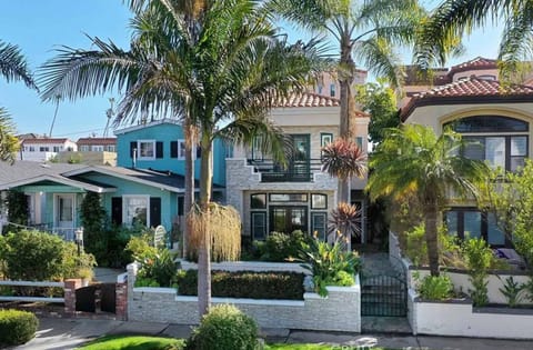 Coastal Charm Gorgeous Beach Estate with roof top House in Huntington Beach