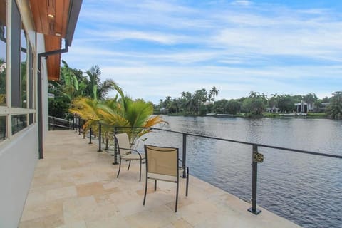 Patio, Day, Natural landscape, View (from property/room), Balcony/Terrace, Lake view, River view
