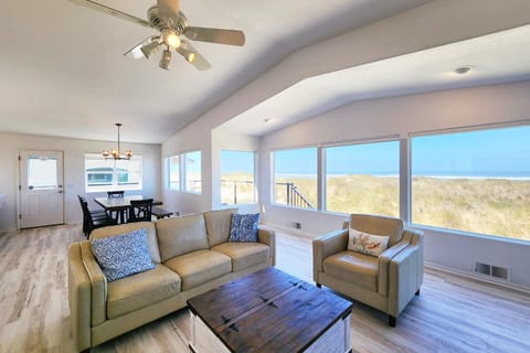 Ocean Front on the Beach! Dog Friendly! Beachside Bliss House in Waldport