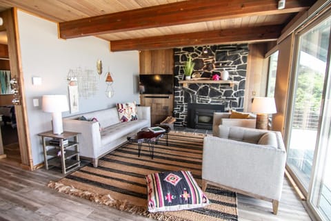 Ocean Front on Miles of Sandy Beach! Boho Shores House in San Marine