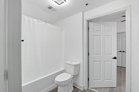 Contemporary 2BR2BA with Great Amenities Apartment in Memphis