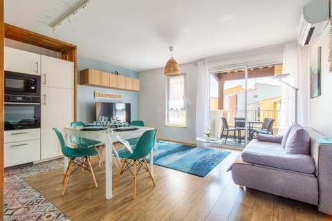 Communal lounge/ TV room, Balcony/Terrace, Living room, Seating area, Dining area, oven