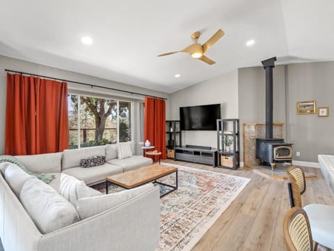 Serene Views with Hot Tub, BBQ, Fire Pit, Game Room Apartment in Ahwahnee